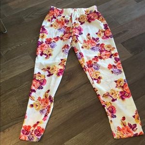 Ambiance Apparel floral summer pants. Size M.